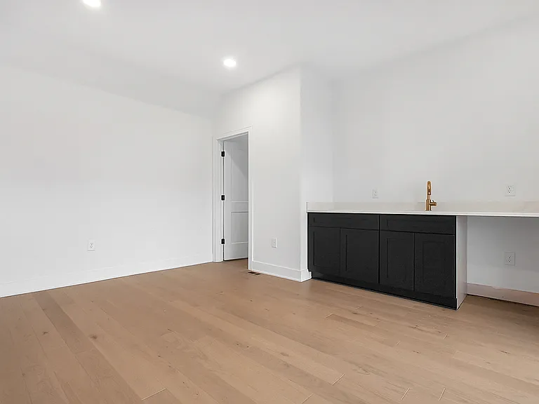 1242 Oxley Rd — Photo 10