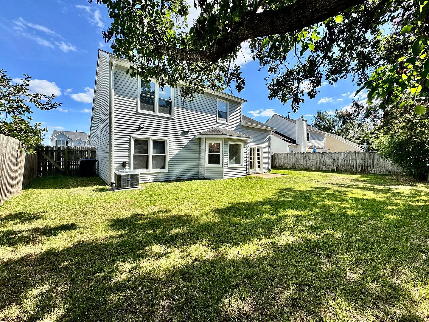 READY 09-17-26 3-Bedroom Home in Glenwood! Attached Garage - Community Pool - Fenced Backyard! — Photo 2