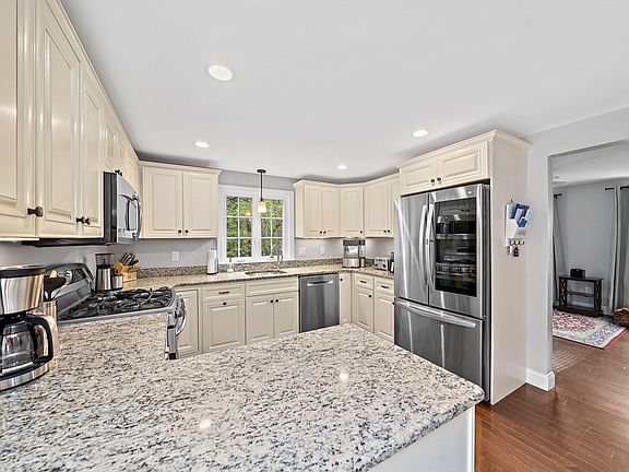 5th image of 101 Barnfield Dr