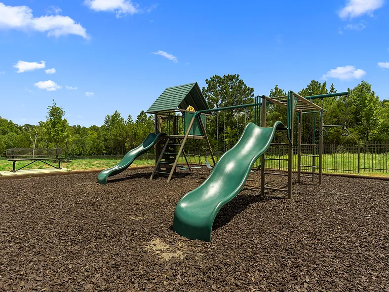 Willow Creek Apartments — Photo 38