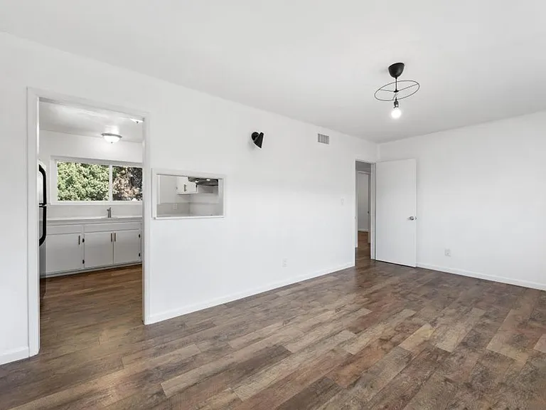 1007 Winston Dr — Photo 12