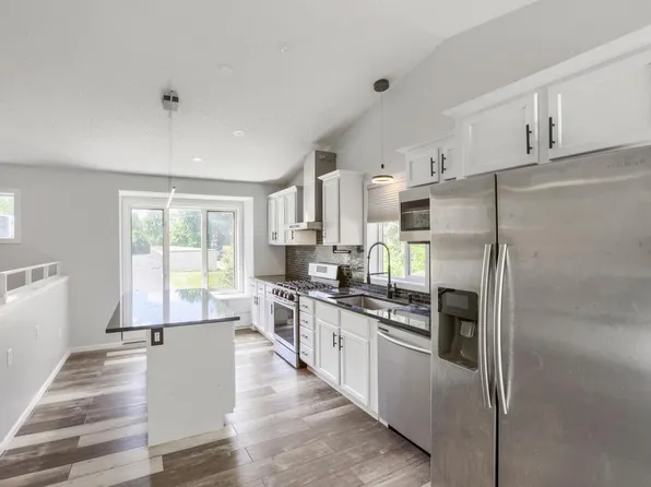 6032 Upper 51st St N, Oakdale, MN 55128