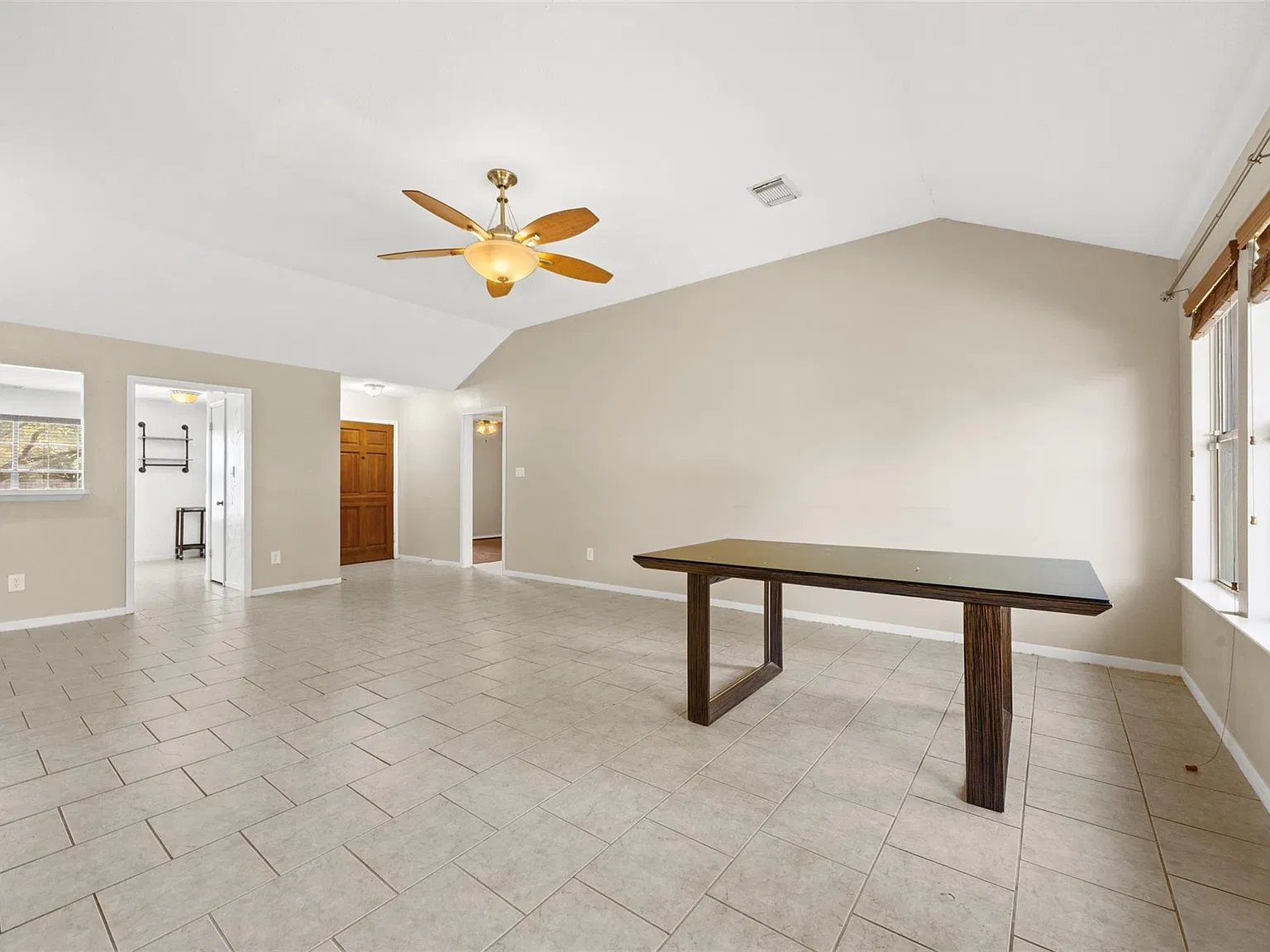 3 bed, 2.0 bath, 1403 sqft, $1,800 — Photo 3