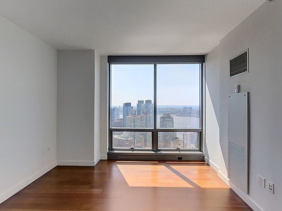 5th image of 200 W 67th St APT 37B