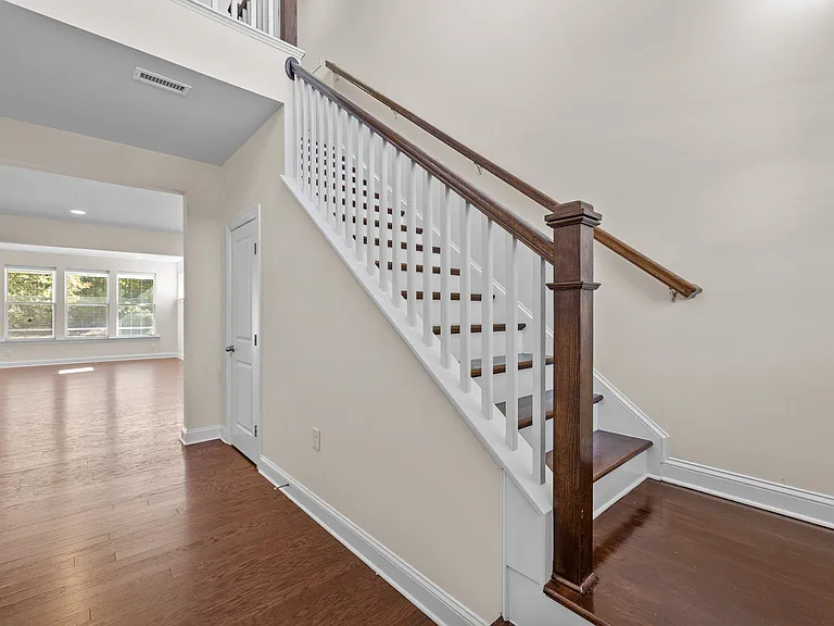 271 Begen St — Photo 17