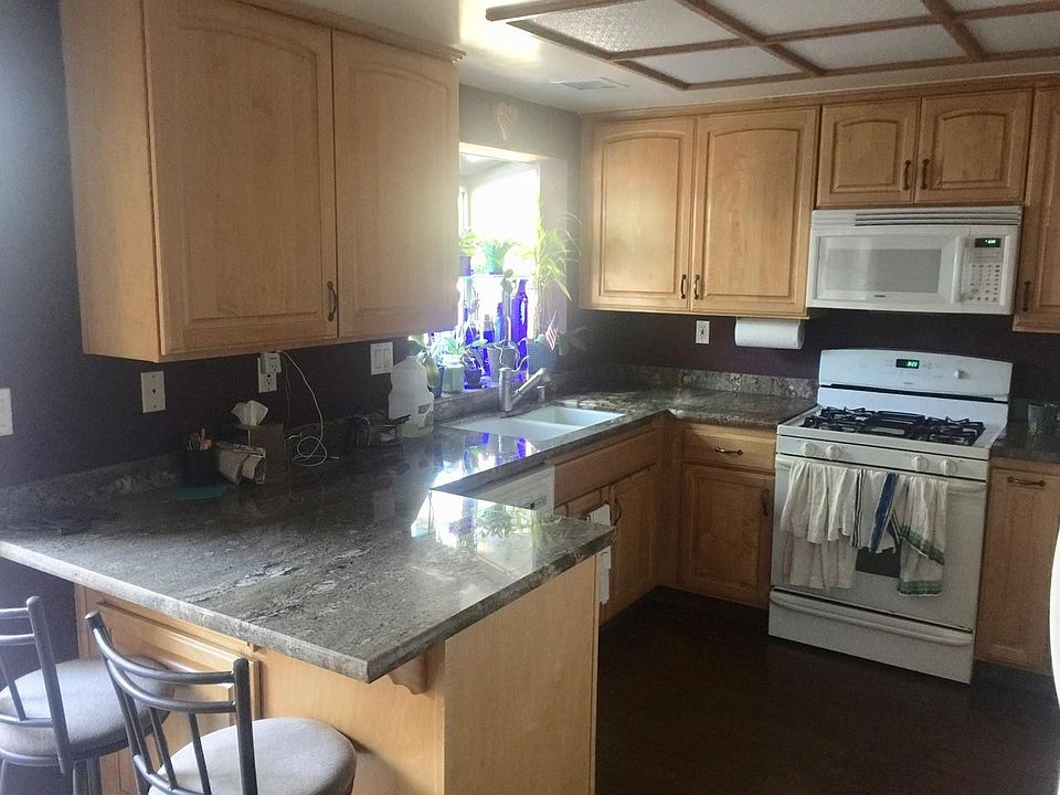 2nd image of 18 Bayport Ct