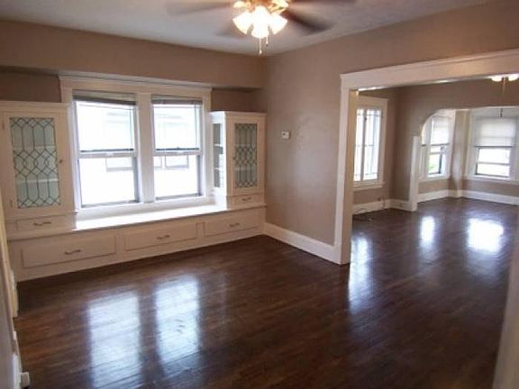 Dining Room w Built Ins