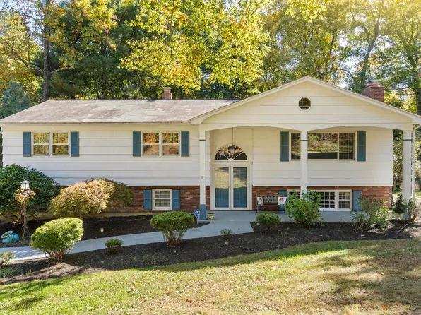 17 Old Oak Road, Trumbull, CT 06611