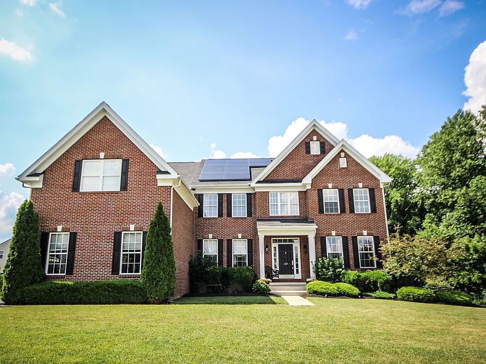 1st image of 221 Winterwood Ln
