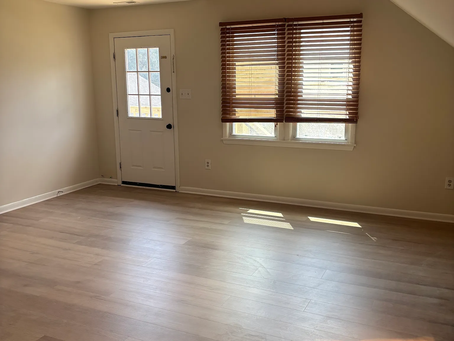 3 bed, 1.5 bath, 1100 sqft, $2,000 — Photo 3