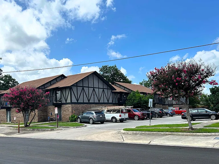 Uptown Heights & The Retreat at Uptown Heights — Photo 18