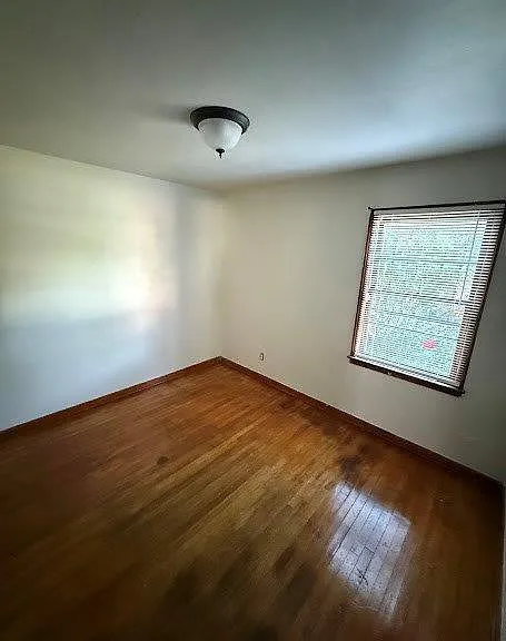 3540 Edgeware Rd W — Photo 8