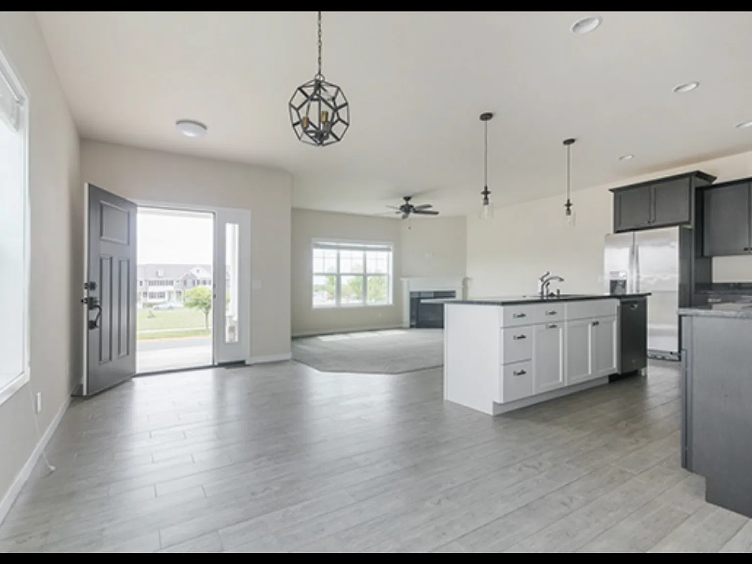 Beautiful 3 Bed Condo Available Now — Photo 1