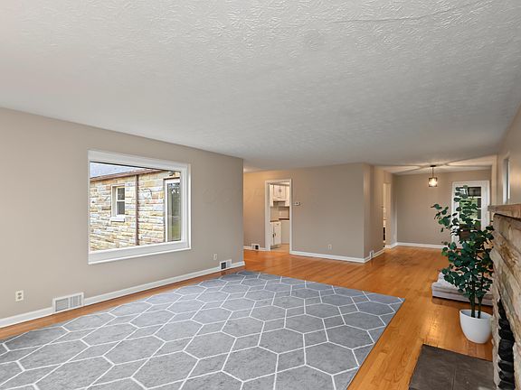 5th image of 559 Portland Way S