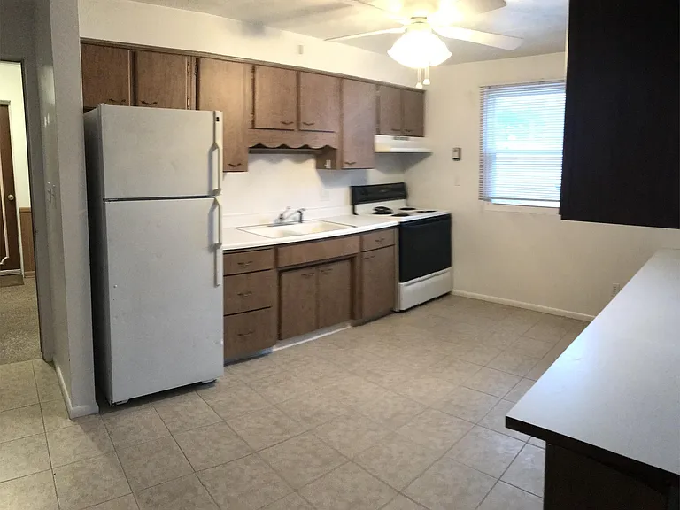 140 Lynwood Mnr #10 — Photo 1