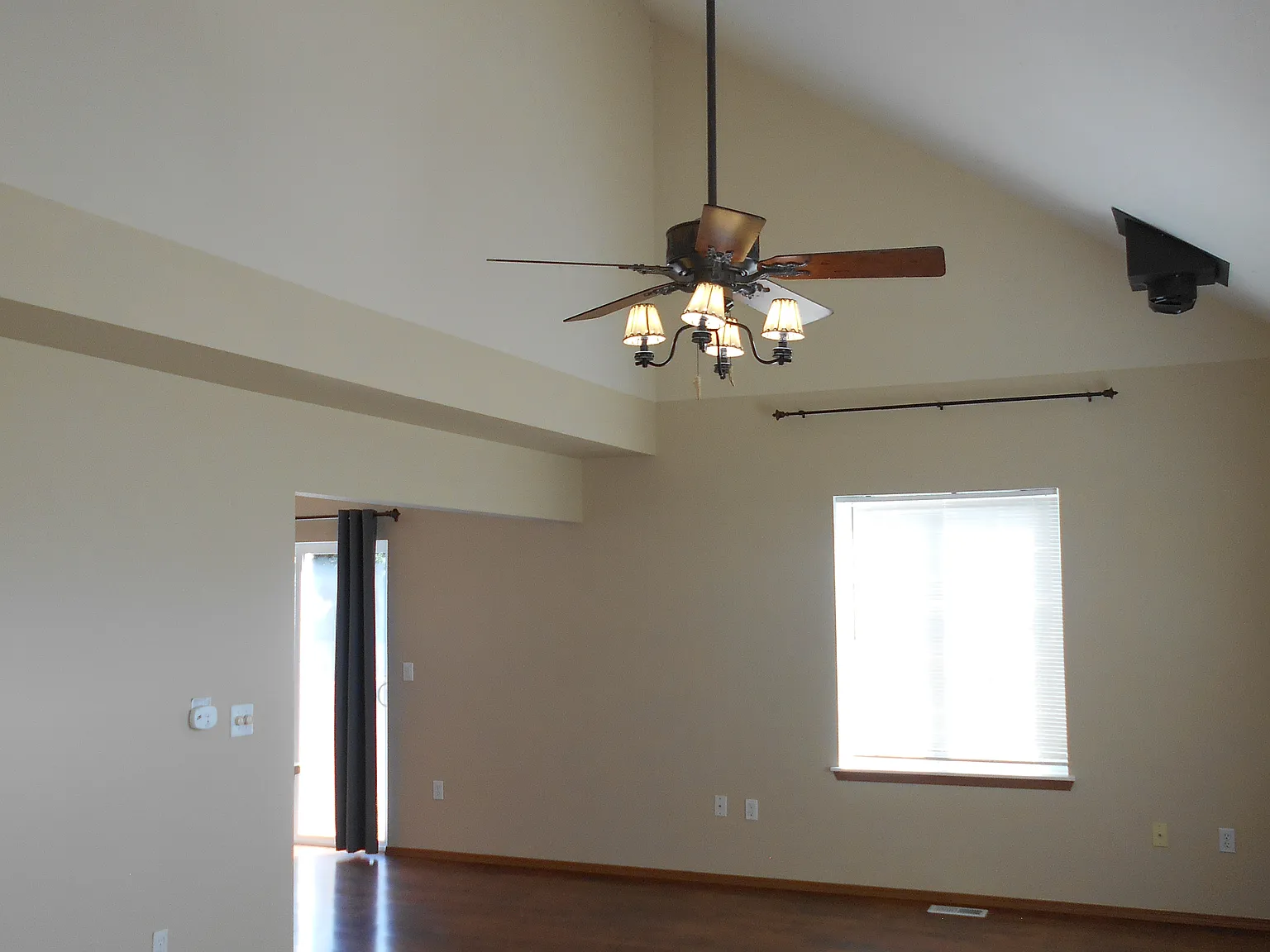 3 bed, 2.5 bath, 1376 sqft, $2,399 — Photo 2