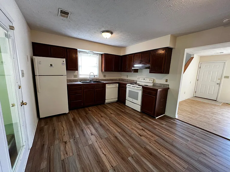 241 Creekside Ct #B — Photo 3