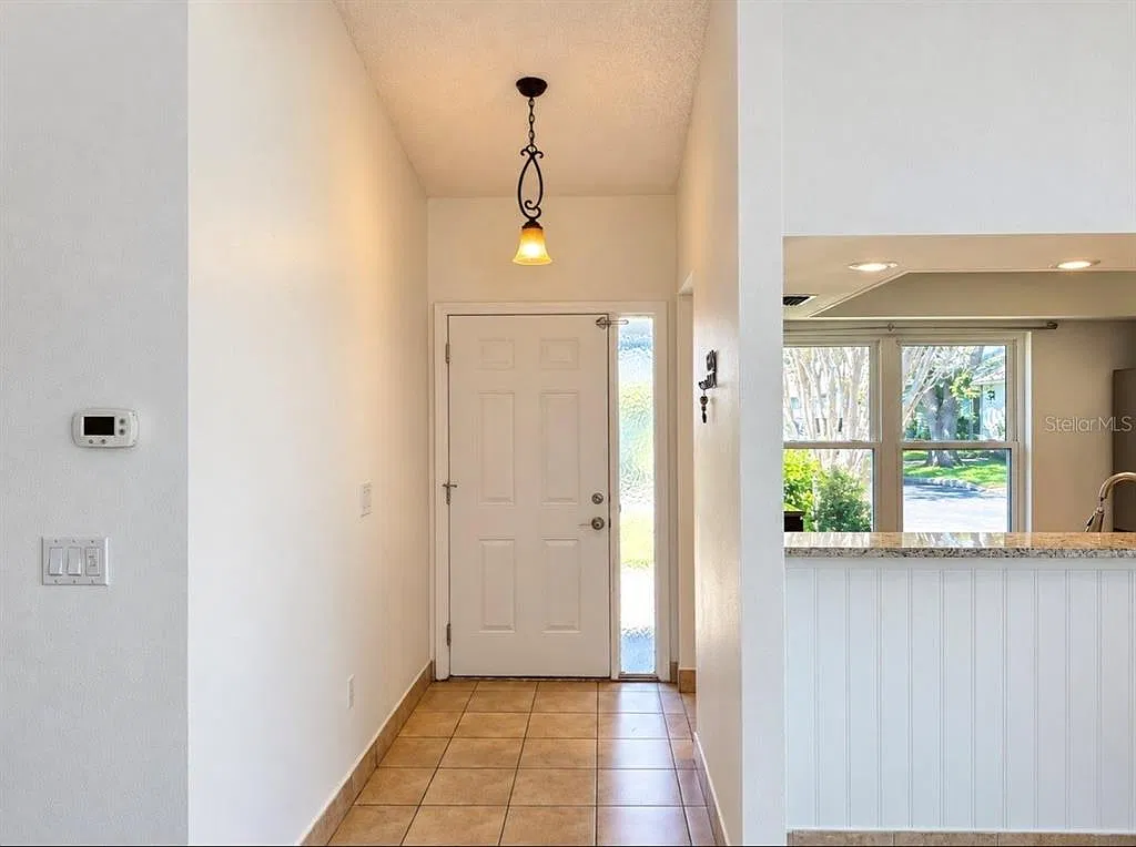 3 bed, 2.0 bath, 1296 sqft, $1,999 — Photo 3