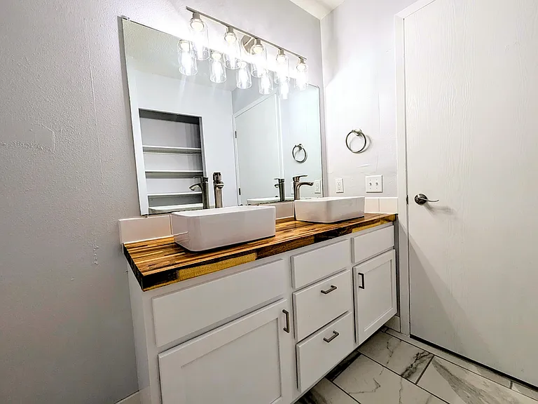 408 E 15th St #201 — Photo 4