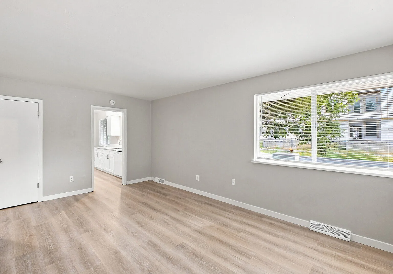 4 bed, 2.0 bath, 1496 sqft, $2,241 — Photo 4