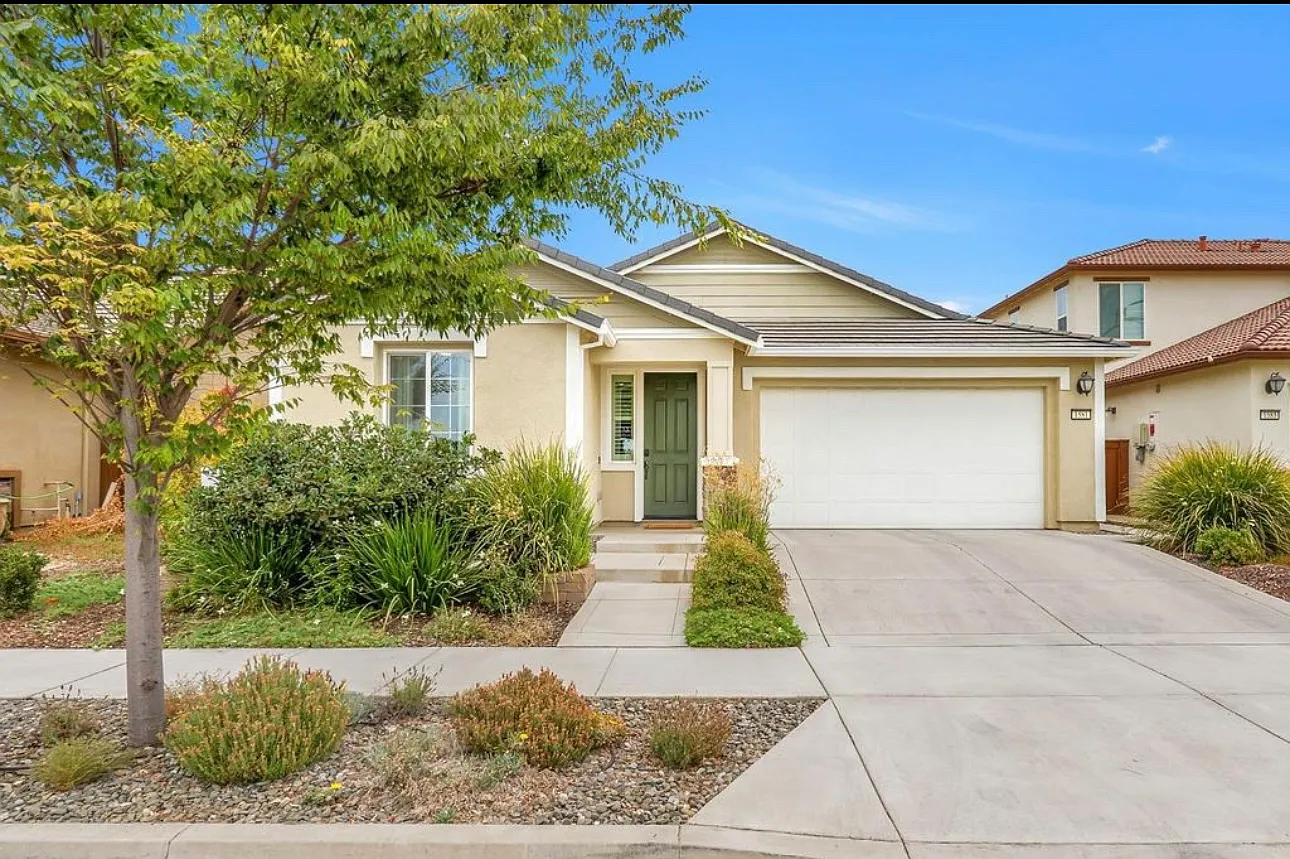 3 bed, 1662 sqft, $4,200 — Photo 1