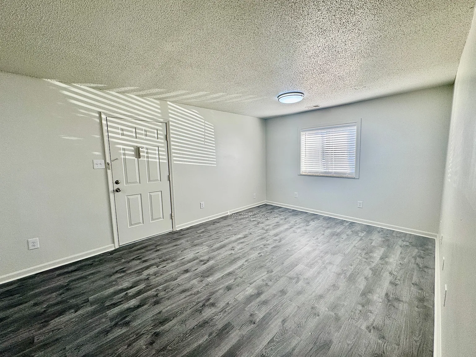 Amanda Court Apartments — Photo 2