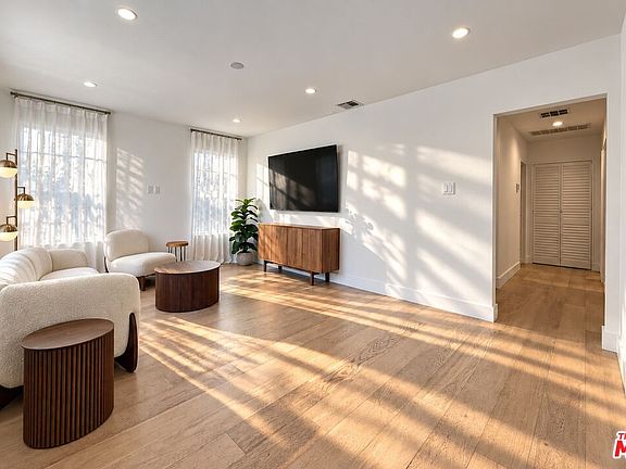 4th image of 5143 Newcastle Ave