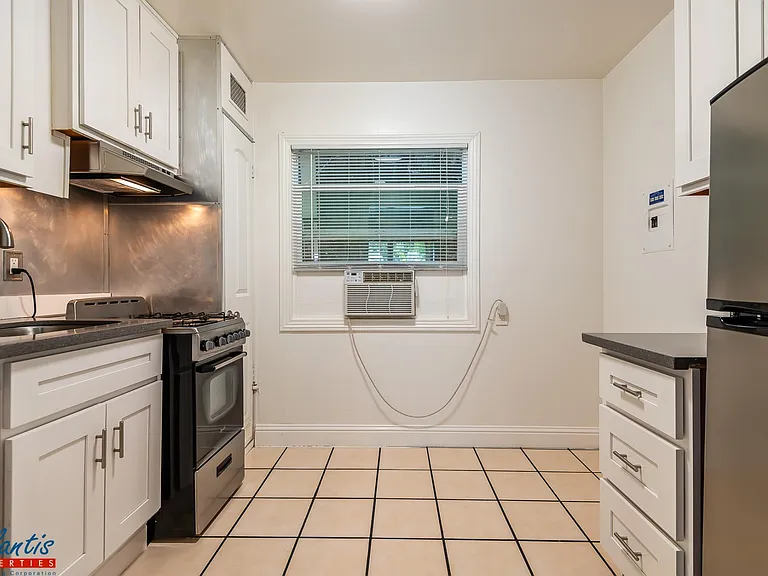 589 N 3rd St #5 — Photo 3
