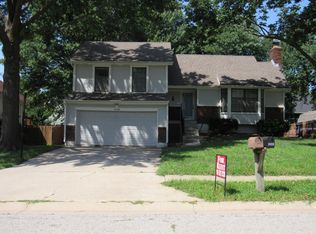 1928 E Sleepy Hollow Dr, Olathe, KS 66062