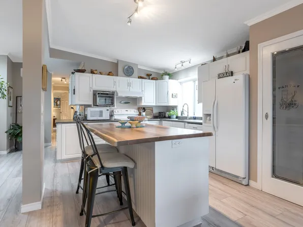 1640 162nd St #9, Surrey, BC V4A 6Y9
