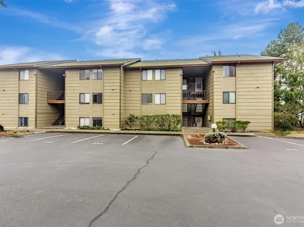 270 SE Barrington Drive #C104, Oak Harbor, WA 98277
