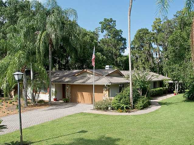 1st image of 942 Woodgate Dr