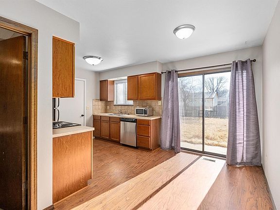 5th image of 107 W North Point Dr