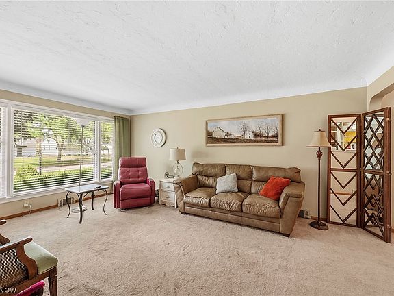 4th image of 10821 Woodview Blvd