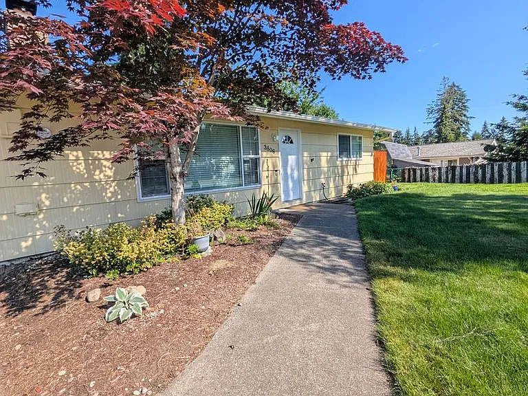 3806 Pineneedle Dr NE — Photo 2