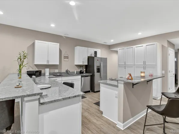 26640 Orchard Lake Rd, Farmington, MI 48334