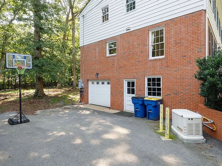 2401 Scarsborough Dr — Photo 47