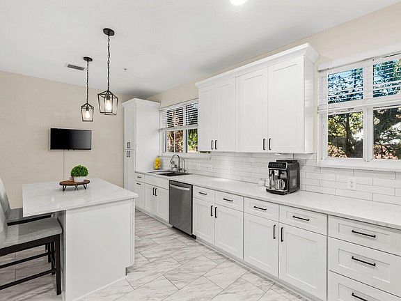 4th image of 521 Bayfront Drive
