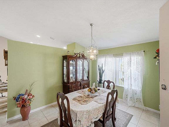 4th image of 401 SW Lake Forest Way