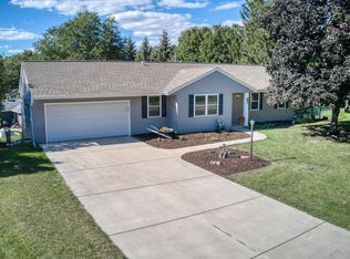 689 Cardiff Dr, Hartland, WI 53029