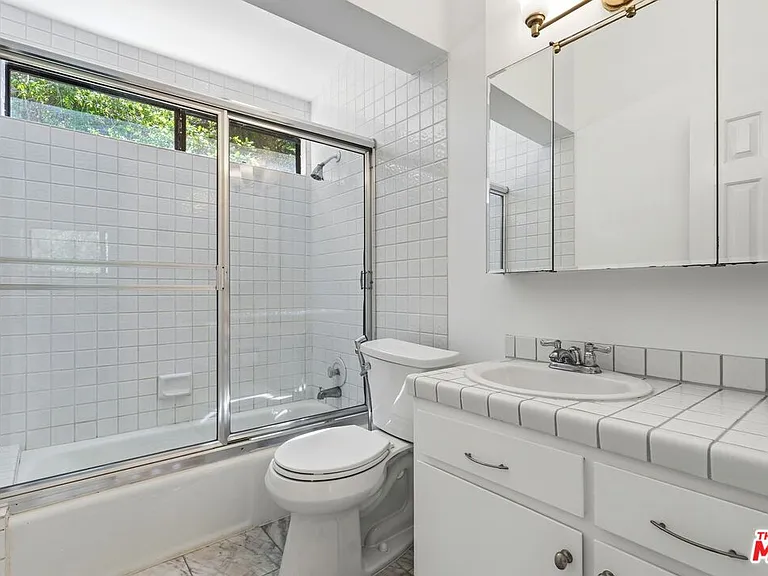 2350 Benedict Canyon Dr — Photo 27