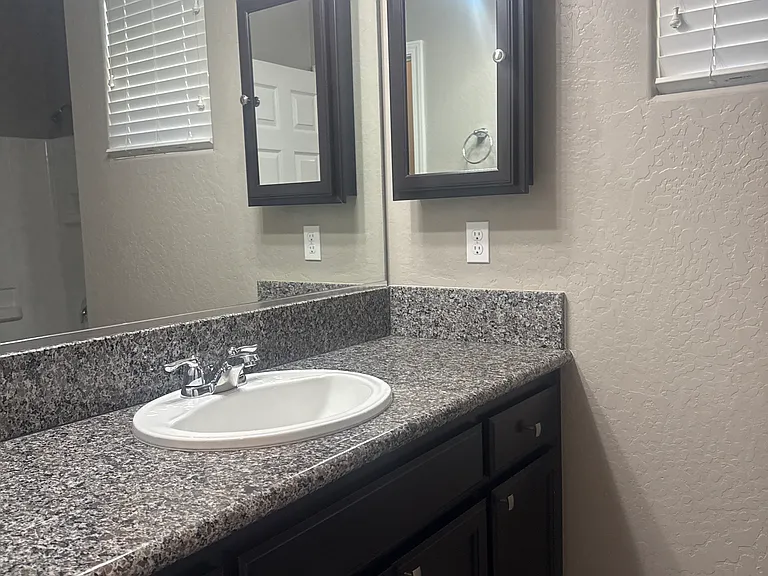 1413 Johnson Ln — Photo 5