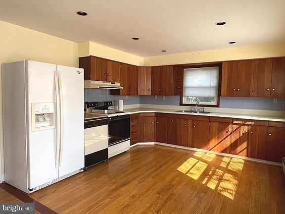 4th image of 102 Oak Dr