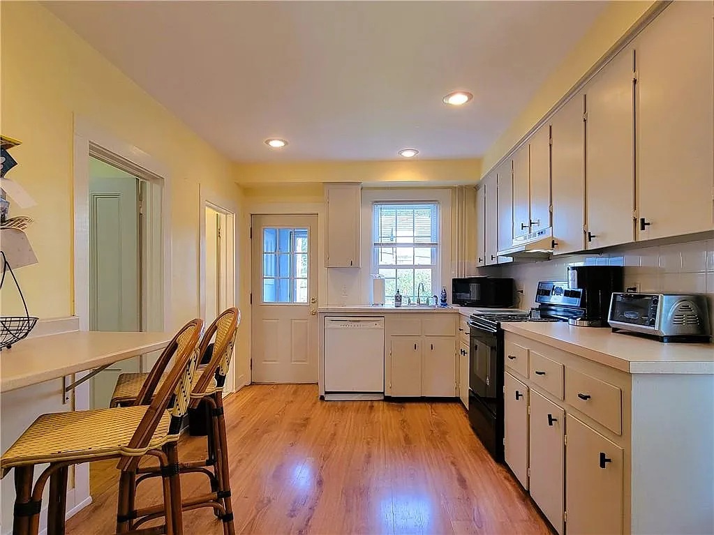 4 bed, 2.0 bath, 1267 sqft, $3,750 — Photo 4
