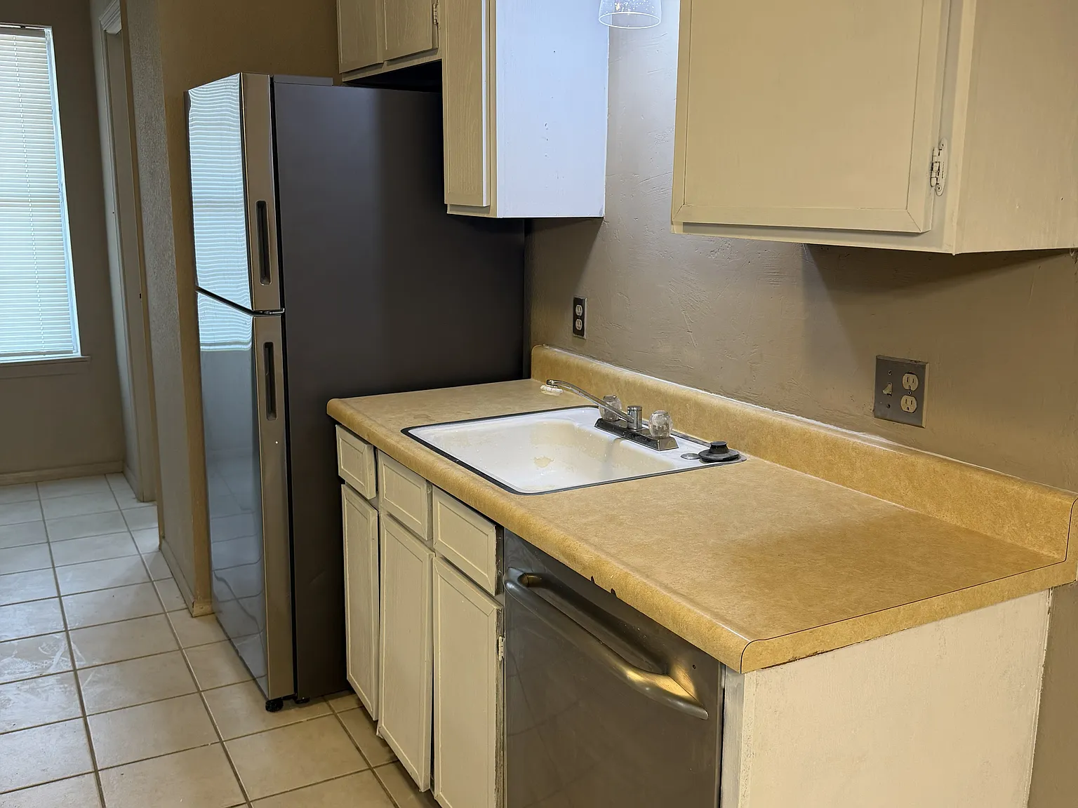2 bed, 2.5 bath, 1114 sqft, $1,050 — Photo 4