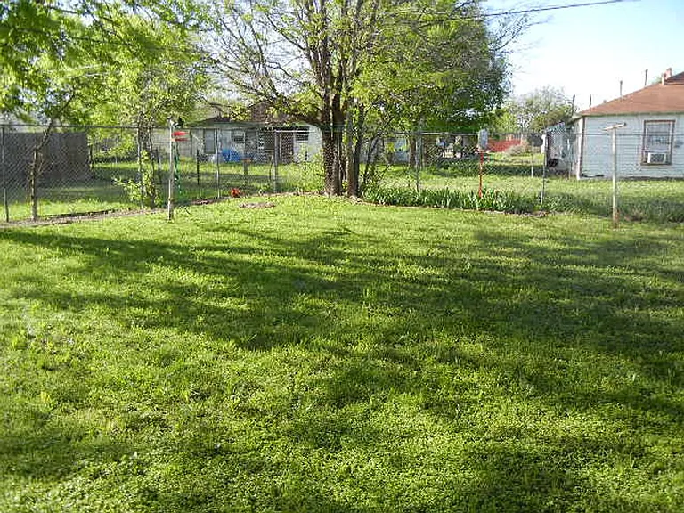 914 Stetson Ave — Photo 2