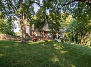 16042 Meadow Ln, Stilwell, KS 66085
