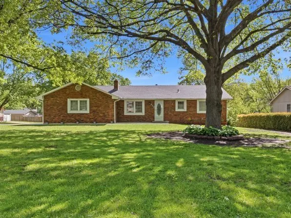 402 S Harrison St, Spring Hill, KS 66083