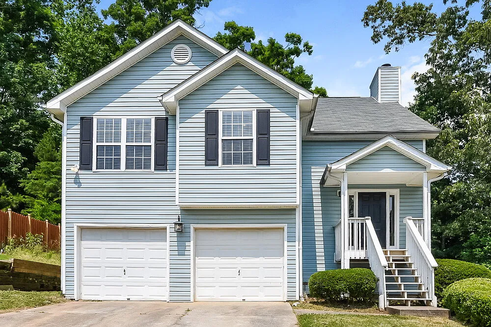 4 bed, 3.0 bath, 2195 sqft, $2,450 — Photo 1