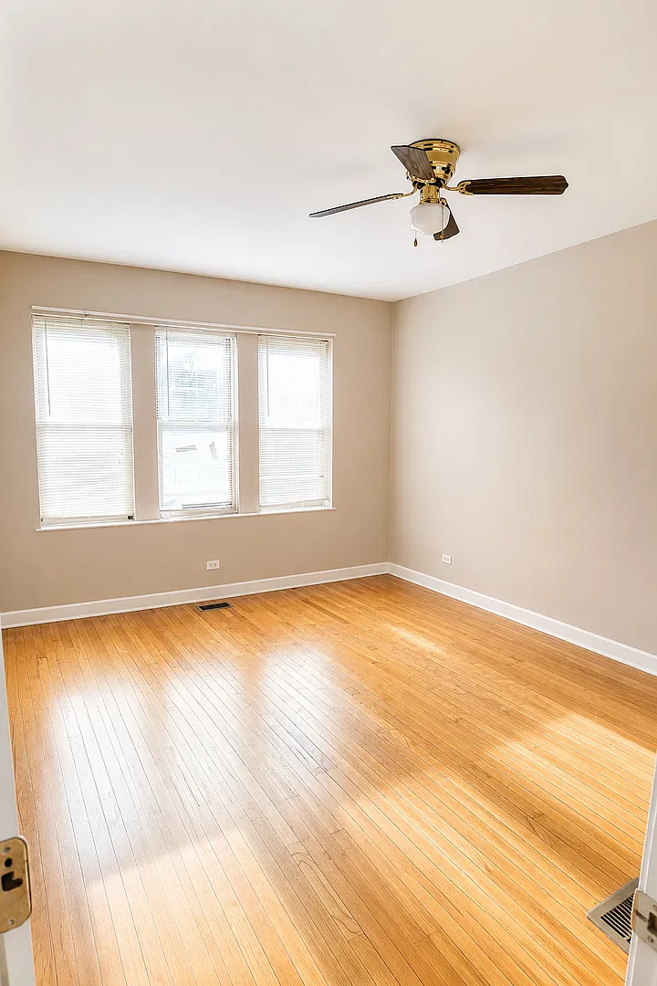 Bright & Spacious First-Floor 2-Bedroom Residence Near Logan Square — Photo 2